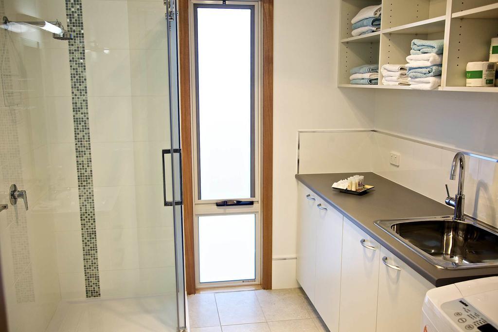 Penguin Beachfront Apartments Екстериор снимка