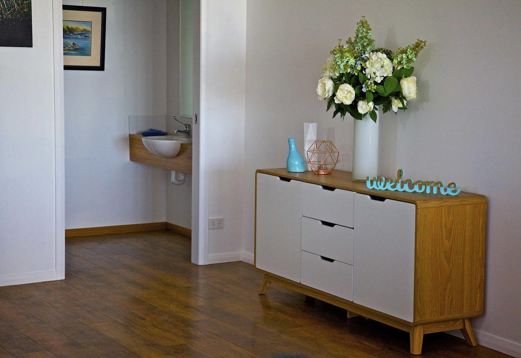 Penguin Beachfront Apartments Екстериор снимка