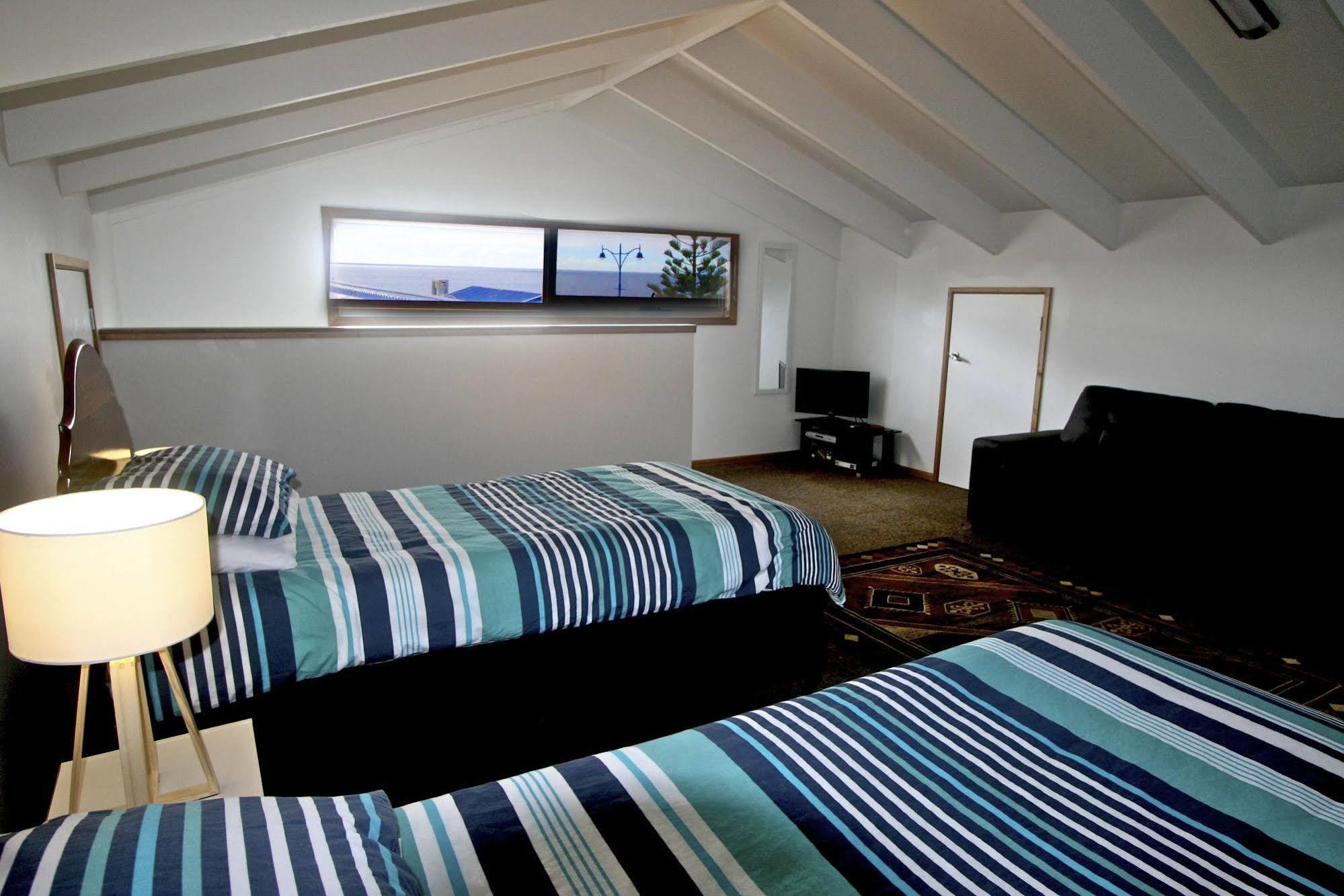 Penguin Beachfront Apartments Екстериор снимка