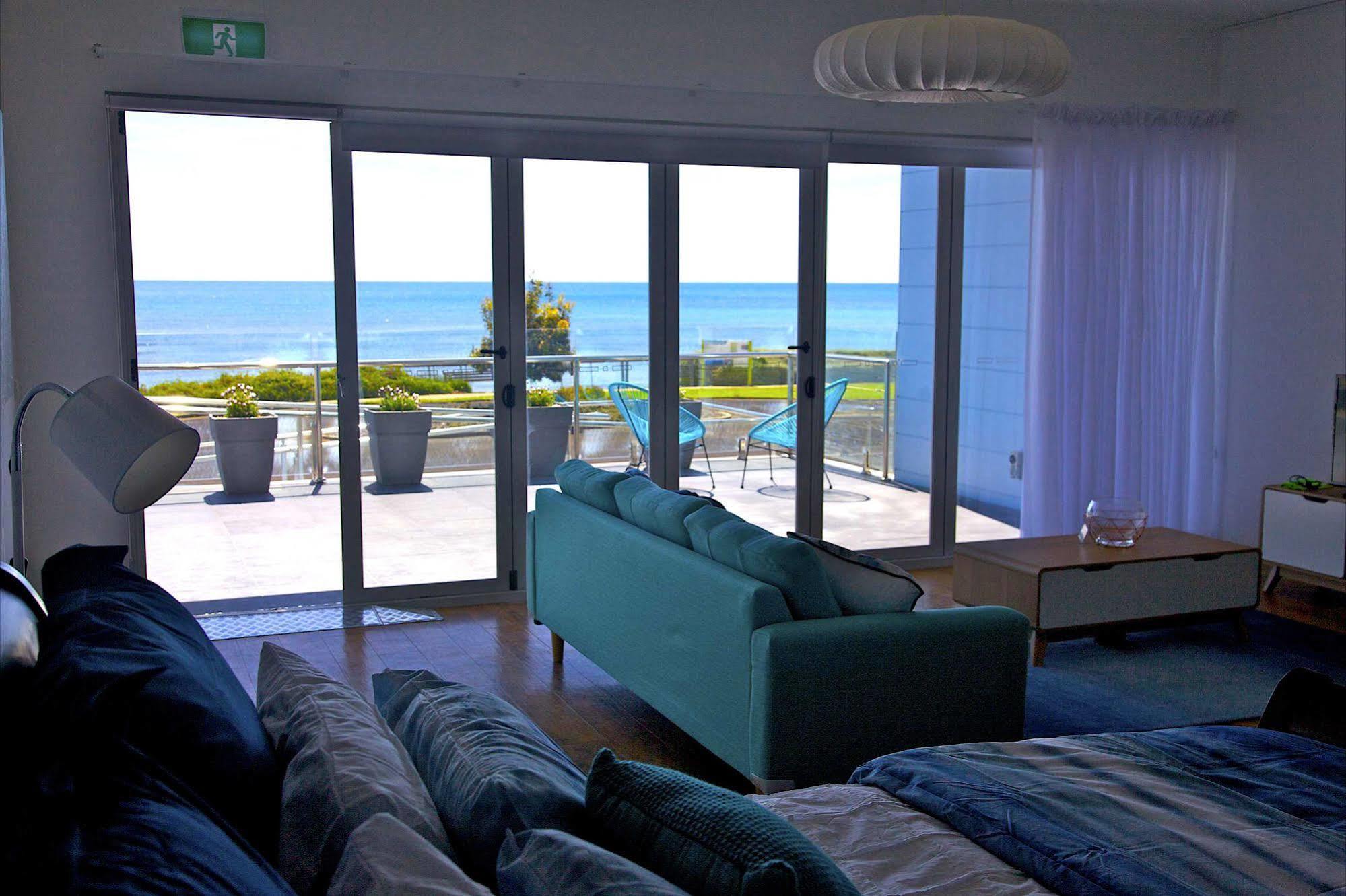Penguin Beachfront Apartments Екстериор снимка